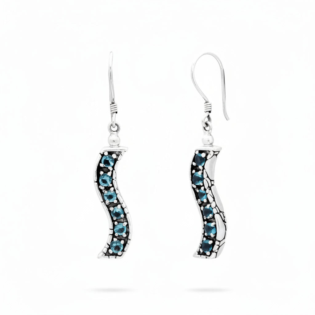 Orecchini Buaya Biru in argento 925 ossidato, coppia su sfondo bianco, forma a S con texture Crocodile e 6 topazi blu naturali per orecchino – Balinesia