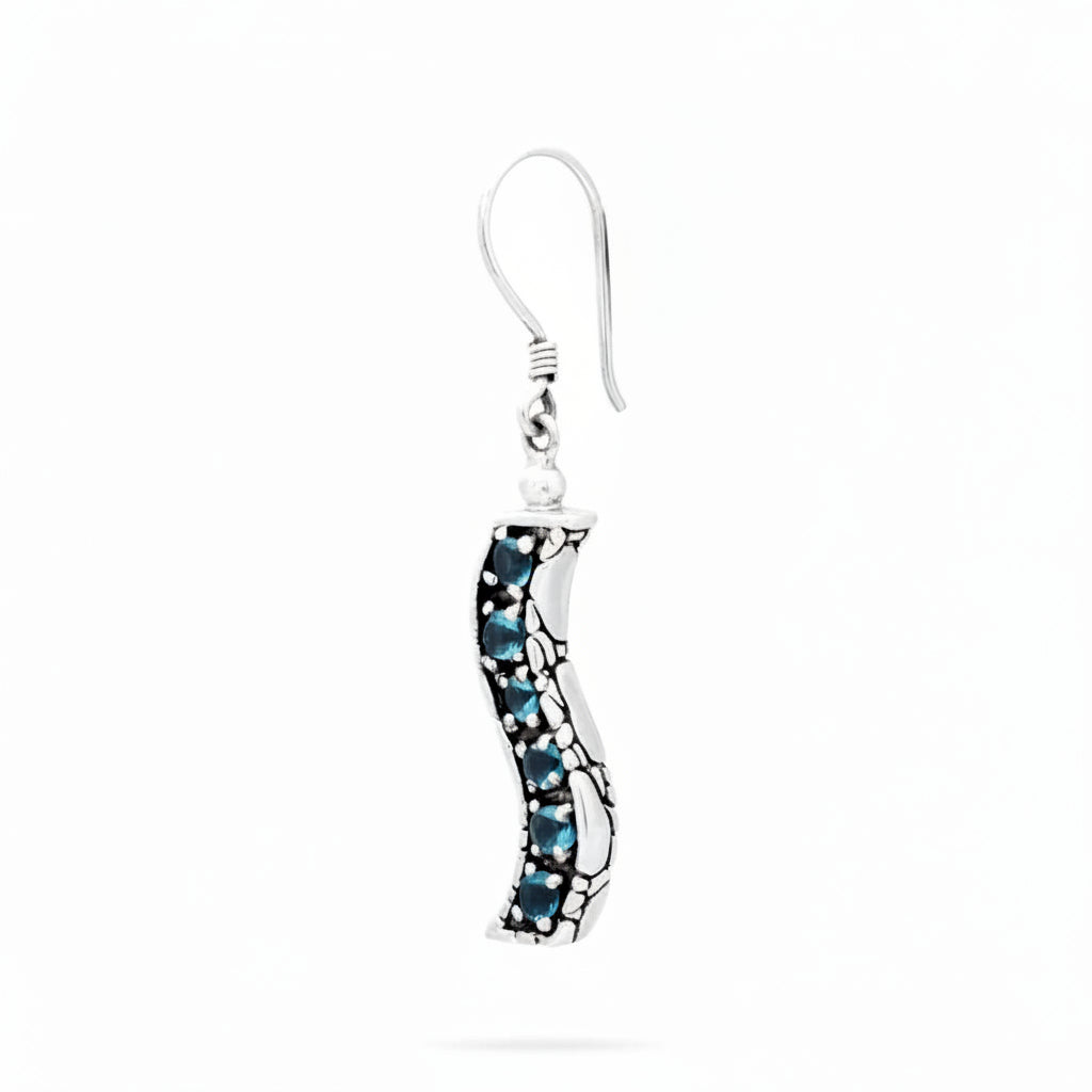 Orecchino Buaya Biru in argento 925 ossidato, vista laterale su sfondo bianco, spessore del corpo con texture Crocodile incisa a mano e monachella decorata – Balinesia