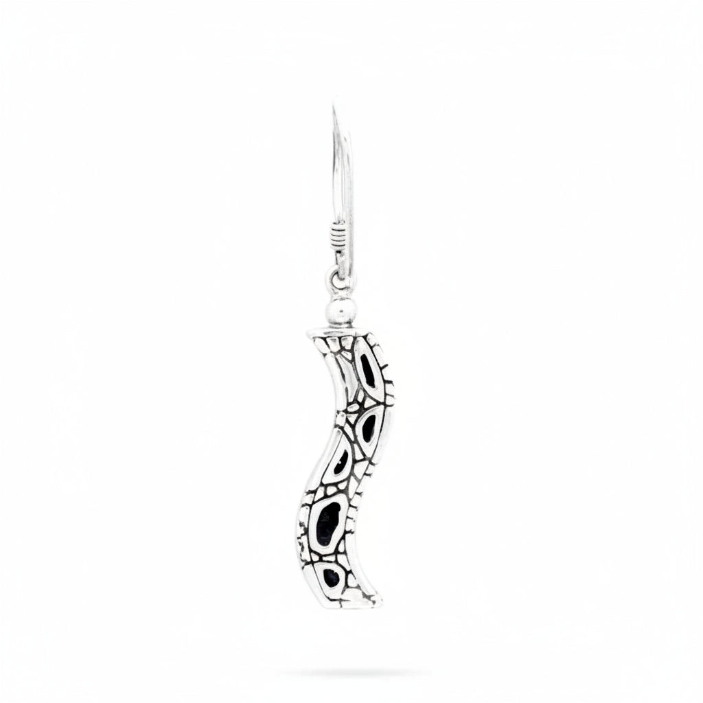 Orecchino Buaya Biru in argento 925 ossidato, vista posteriore su sfondo bianco, texture Crocodile con scaglie incise a mano e ossidazione nera profonda – Balinesia
