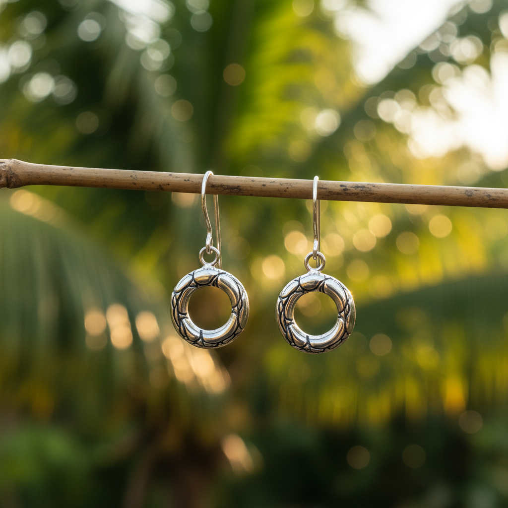 Orecchini Buaya in argento 925 a scaglie crocodile appesi a ramo di bambù, Collezione Crocodile Balinesia – giardino tropicale al tramonto