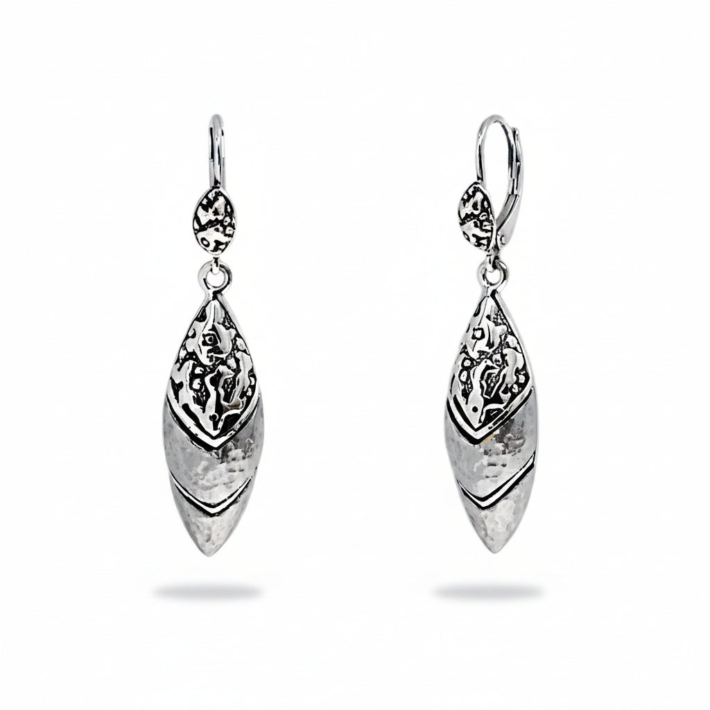 Orecchini Daun Agung Balinesia su sfondo bianco – coppia di pendenti a navetta in argento 925 ossidato, texture Crocodile e martellatura, chiusura leverback – Collezione Gunung Agung