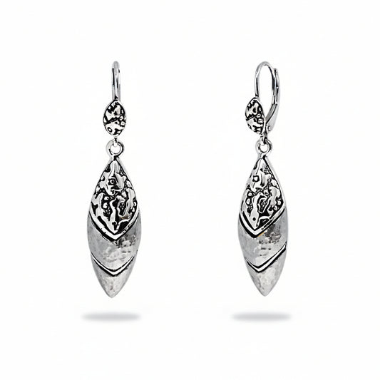 Orecchini Daun Agung Balinesia su sfondo bianco – coppia di pendenti a navetta in argento 925 ossidato, texture Crocodile e martellatura, chiusura leverback – Collezione Gunung Agung