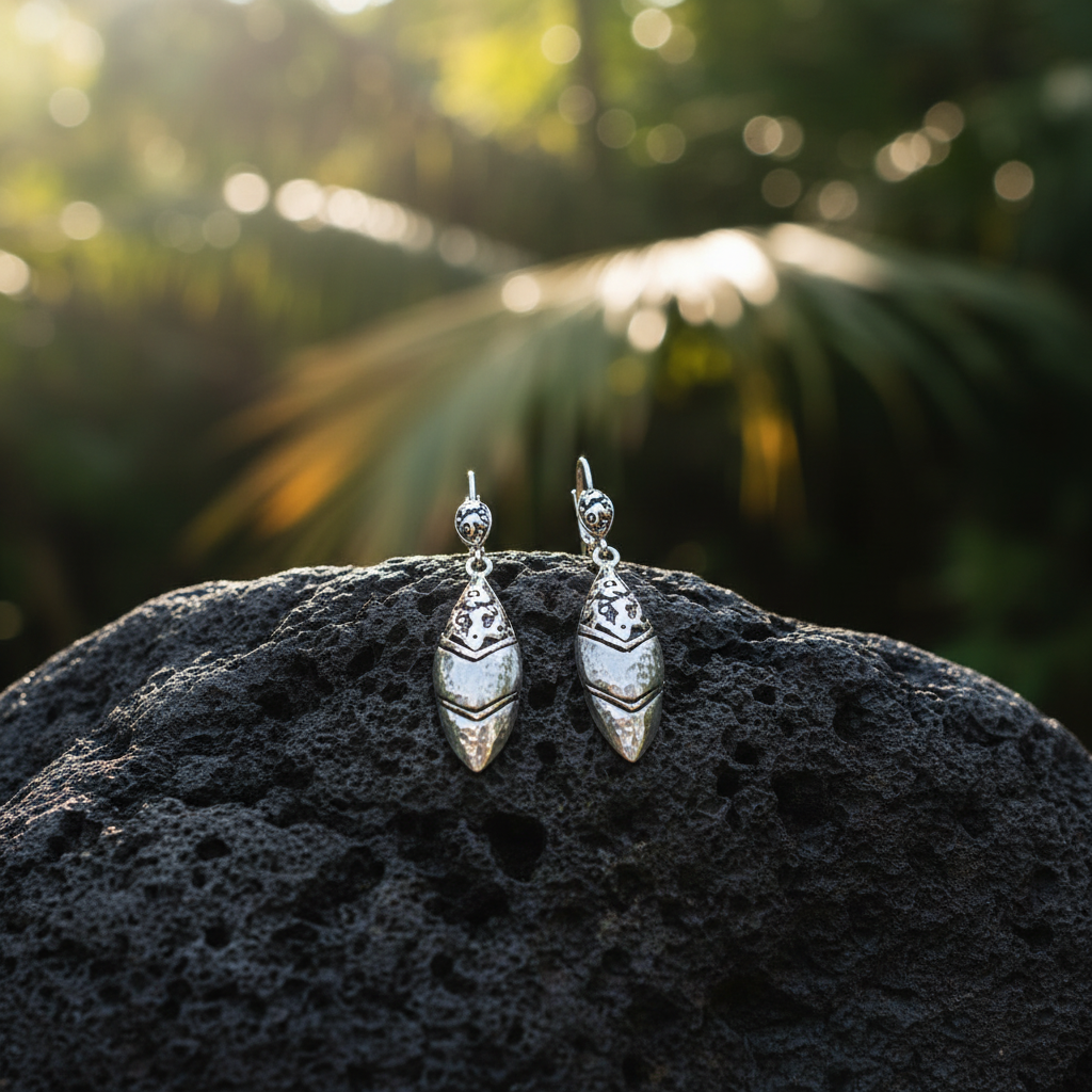 Orecchini Daun Agung Balinesia su roccia lavica nera, sfondo giardino balinese – coppia di pendenti a navetta in argento 925 ossidato con lavorazione Crocodile, Collezione Gunung Agung