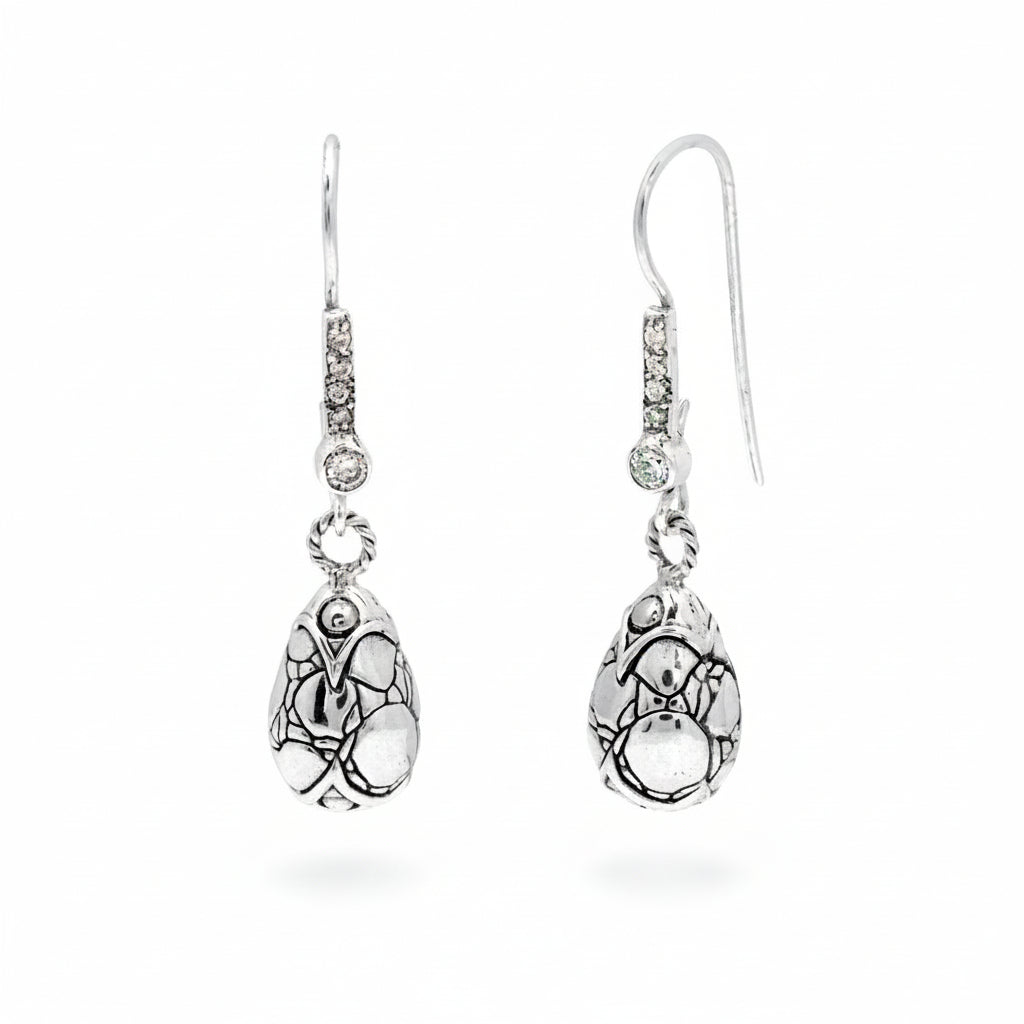 Orecchini Goccia Coccodrillo in argento 925 con topazio bianco – coppia vista frontale – Collezione Crocodile Balinesia