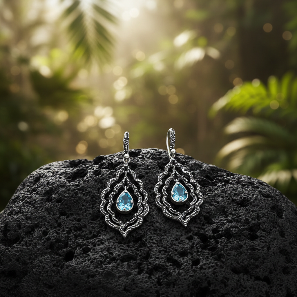Coppia orecchini Mandala Topazio Azzurro su pietra lavica – argento 925 ossidato e topazio cielo naturale – sfondo foresta Bali – Balinesia