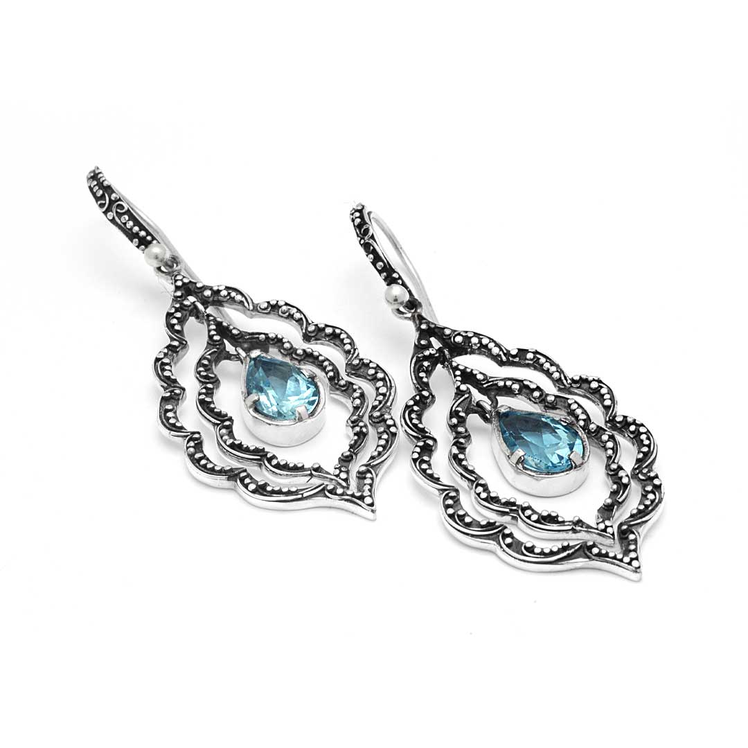 Orecchini Mandala Topazio Azzurro in argento 925 – coppia vista angolata con dettaglio granulazione – Collezione Essenza di Ubud Balinesia