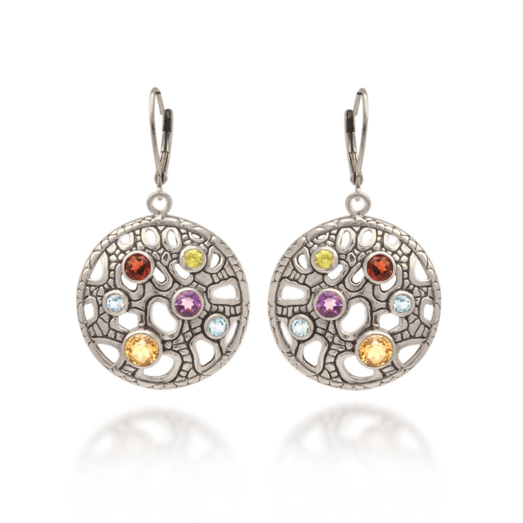 Orecchini Naga Multigemme Balinesia su sfondo bianco – coppia di dischetti traforati in argento 925 ossidato con ametista, topazio blu, citrino, granato e peridoto – chiusura leverback – Collezione Sisik Naga