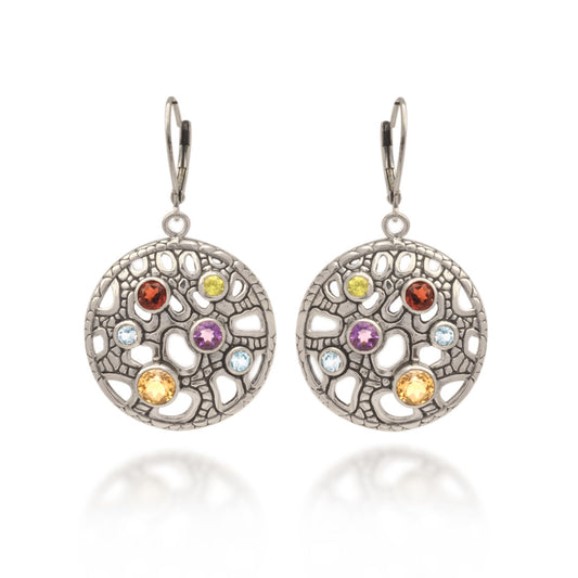 Orecchini Naga Multigemme Balinesia su sfondo bianco – coppia di dischetti traforati in argento 925 ossidato con ametista, topazio blu, citrino, granato e peridoto – chiusura leverback – Collezione Sisik Naga