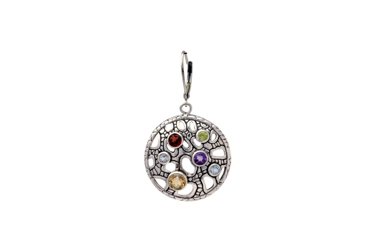 Orecchini Naga Multigemme Balinesia su sfondo bianco, singolo orecchino vista frontale – disco tondo traforato in argento 925 ossidato con sei pietre naturali: granato, peridoto, ametista, due topazi blu e citrino – chiusura monachino/leverback 