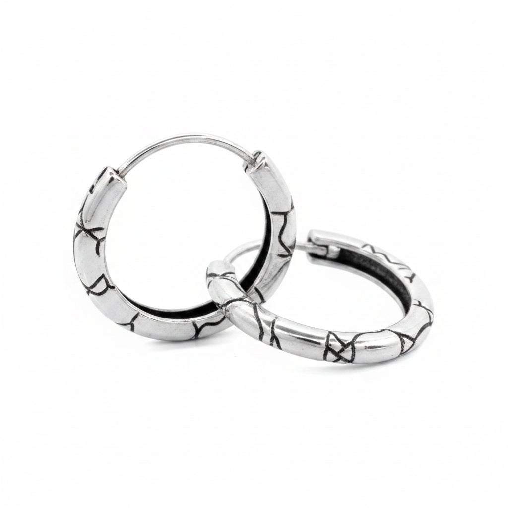 Coppia di Orecchini Reptile Balinesia su sfondo bianco – cerchi in argento 925 ossidato con incisioni a pelle di coccodrillo – Collezione Crocodile