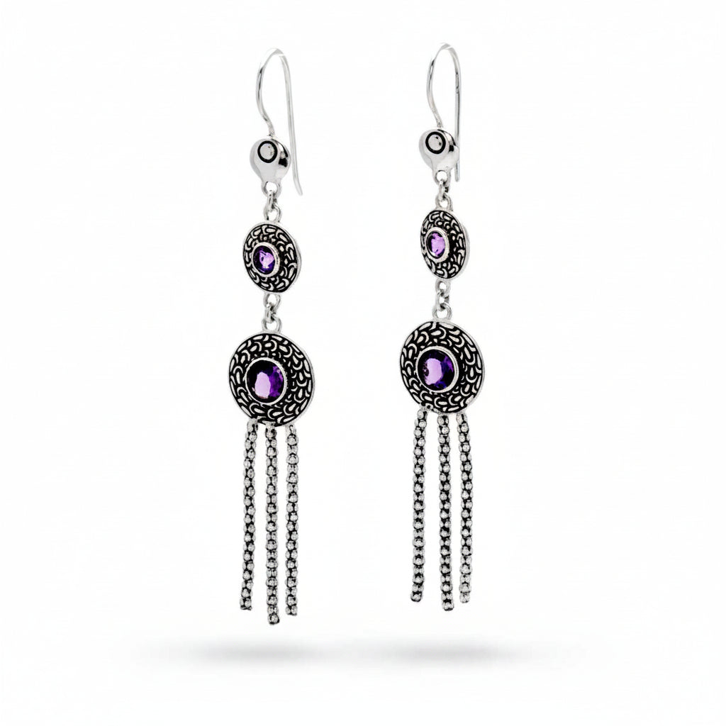 Orecchini Naga Ametista in argento 925 ossidato, vista frontale su sfondo bianco, doppio dischetto Sisik Naga con ametiste naturali viola e frange a catena a pallini – Balinesia