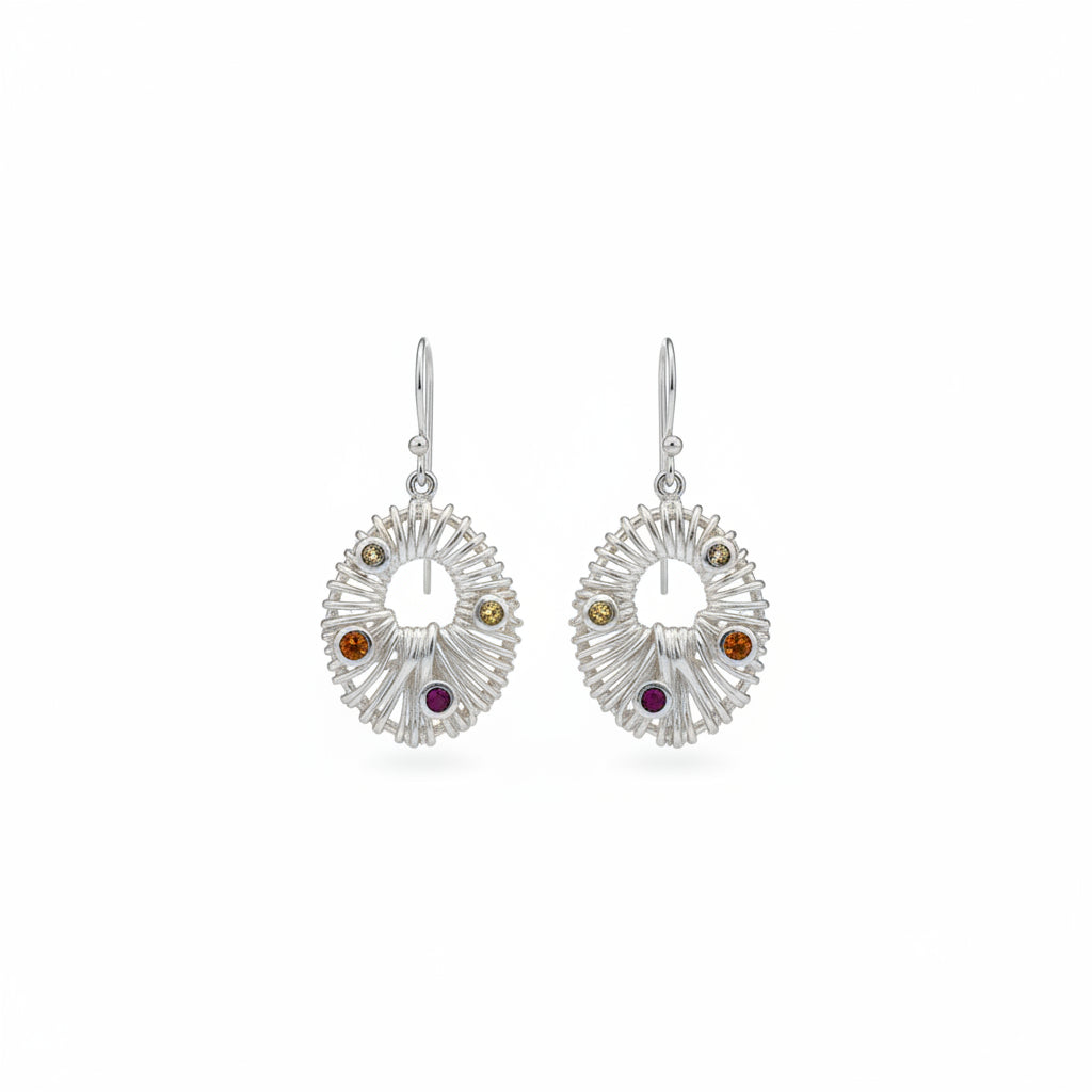 Orecchini Surya Bali Balinesia, coppia su sfondo bianco con forma ovale raggiante in argento 925, tre pietre naturali bezel per orecchino (peridoto verde, citrino arancio, granato rosso), gancio ear-wire in argento, Collezione Essenza di Ubud