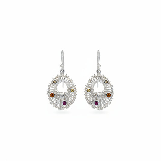 Orecchini Surya Bali Balinesia, coppia su sfondo bianco con forma ovale raggiante in argento 925, tre pietre naturali bezel per orecchino (peridoto verde, citrino arancio, granato rosso), gancio ear-wire in argento, Collezione Essenza di Ubud