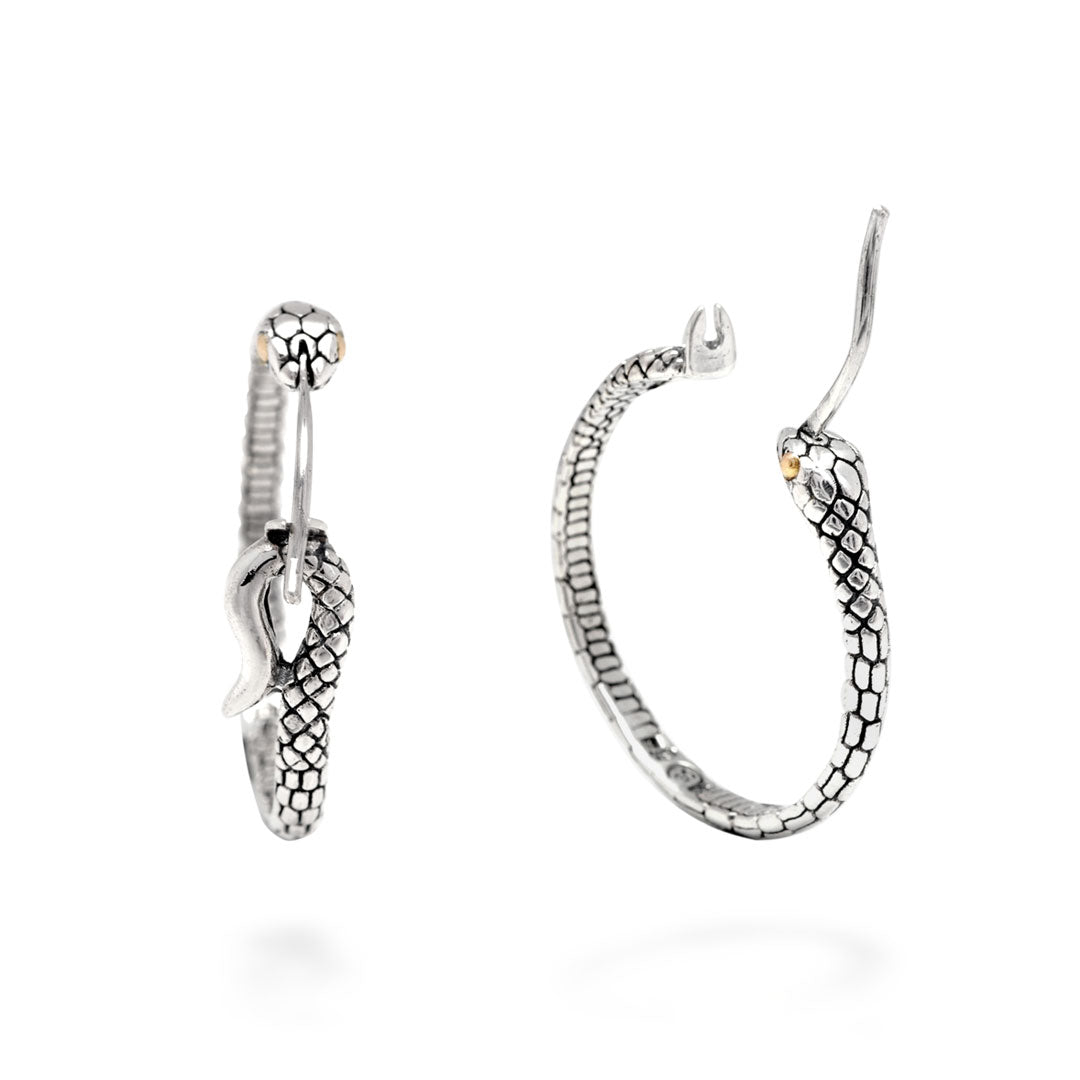Orecchini Ular Gold Eyes Collezione Black Mamba Balinesia, vista frontale coppia su sfondo bianco, cerchi serpente in argento 925 ossidato con occhi oro 18K e lingua biforcuta