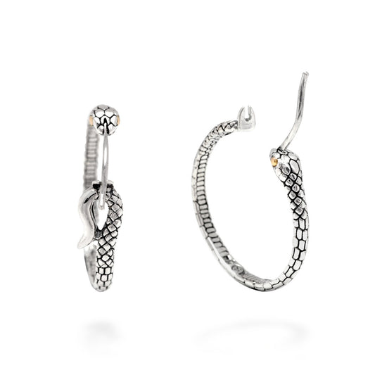 Orecchini Ular Gold Eyes Collezione Black Mamba Balinesia, vista frontale coppia su sfondo bianco, cerchi serpente in argento 925 ossidato con occhi oro 18K e lingua biforcuta