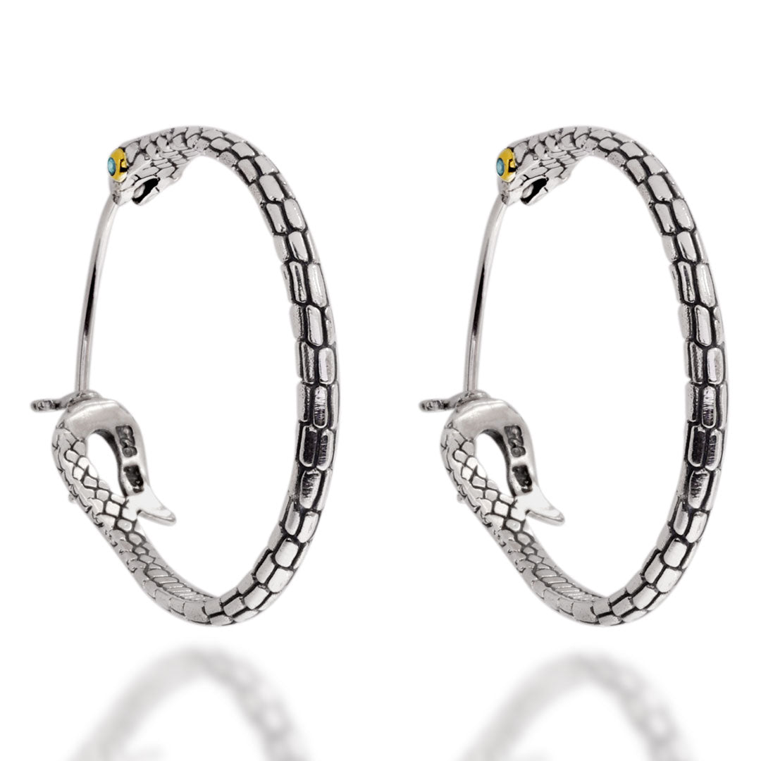Orecchini hoop Ular Blue Topaz in argento 925 – coppia vista frontale con forma circolare completa – Collezione Black Mamba Balinesia