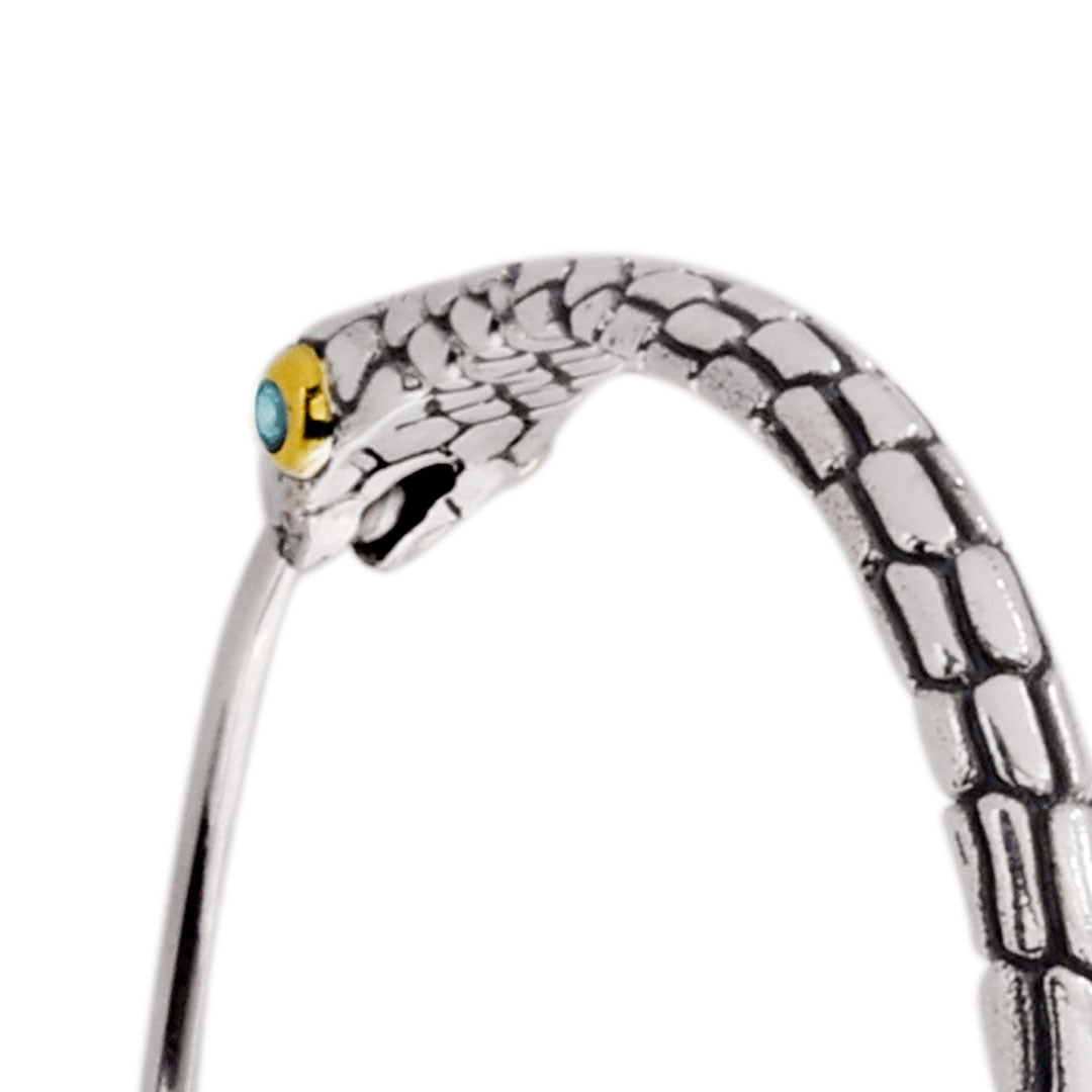 Dettaglio testa orecchini Ular Blue Topaz – occhio in topazio azzurro naturale su montatura oro – argento 925 – Collezione Black Mamba Balinesia