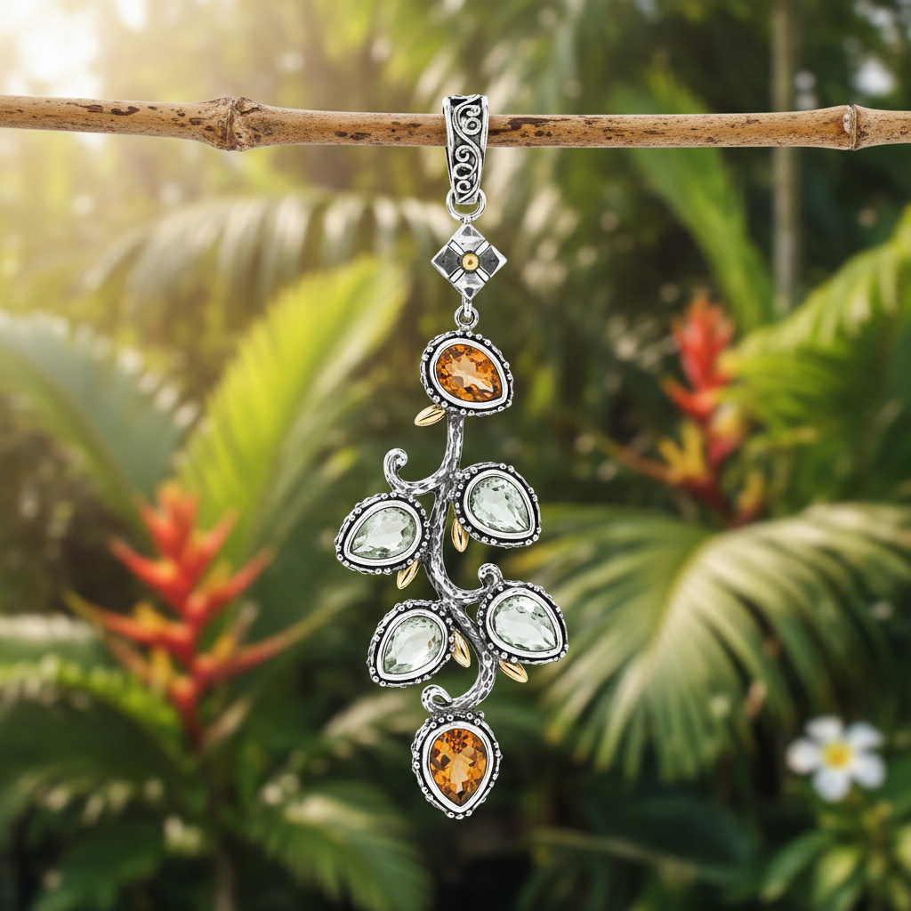 Pendente Kuncup appeso a ramo di bambù con sfondo di giungla tropicale balinese e fiori rossi — prasiolite e citrino in luce naturale, Balinesia