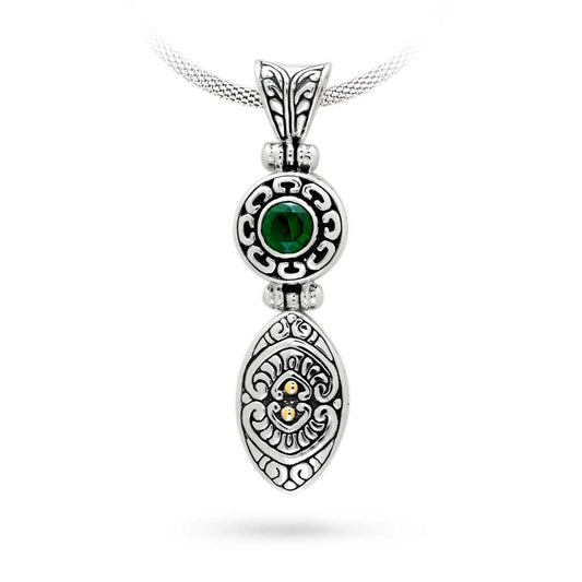 Pendente Pura Celuk in argento 925 ossidato con quarzo verde e accenti oro 18K, Collezione Viaggio a Celuk Balinesia – vista frontale su sfondo bianco