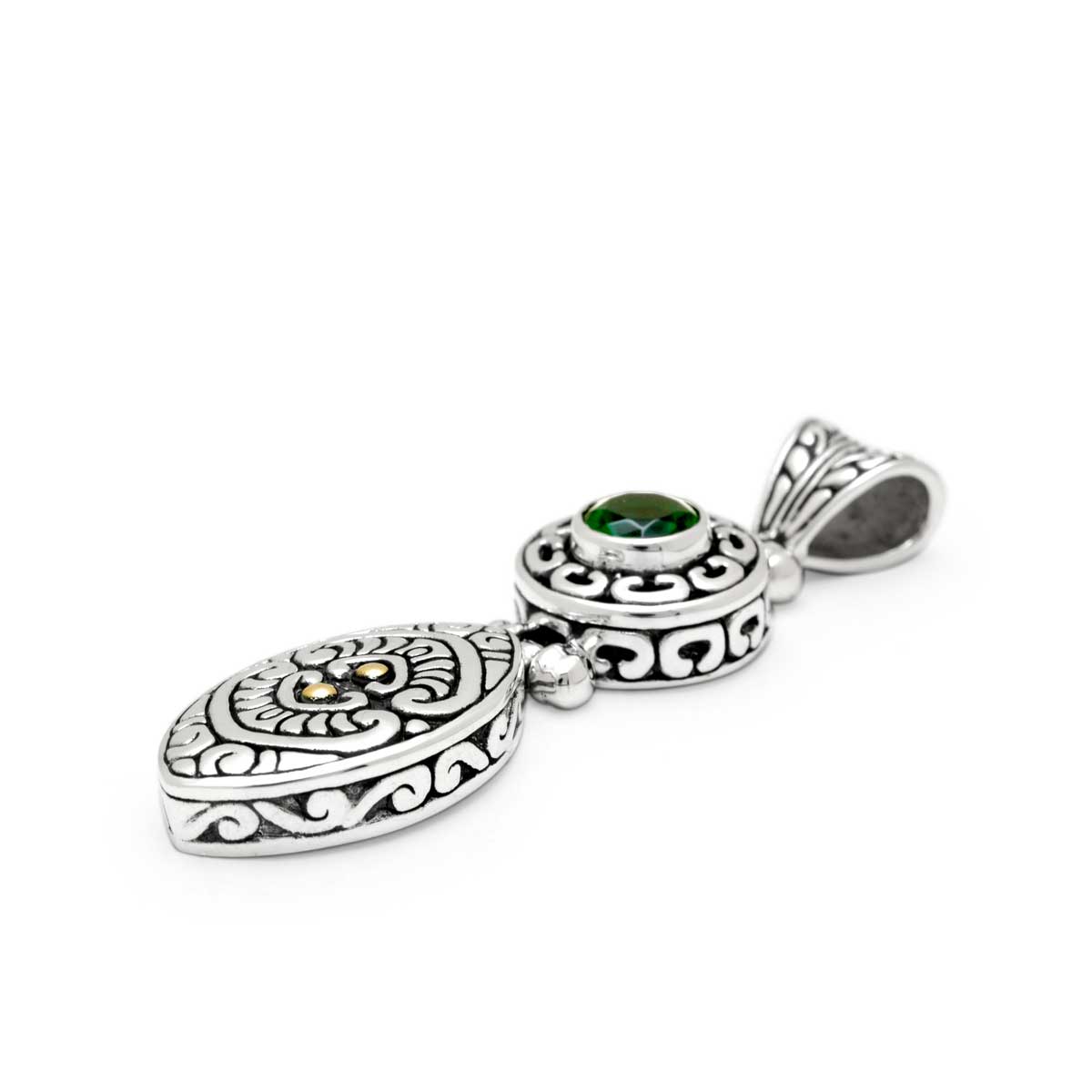 Pendente Pura Celuk Balinesia in argento 925 ossidato con quarzo verde – vista in diagonale che mostra profondità e decori
Immagine 5: