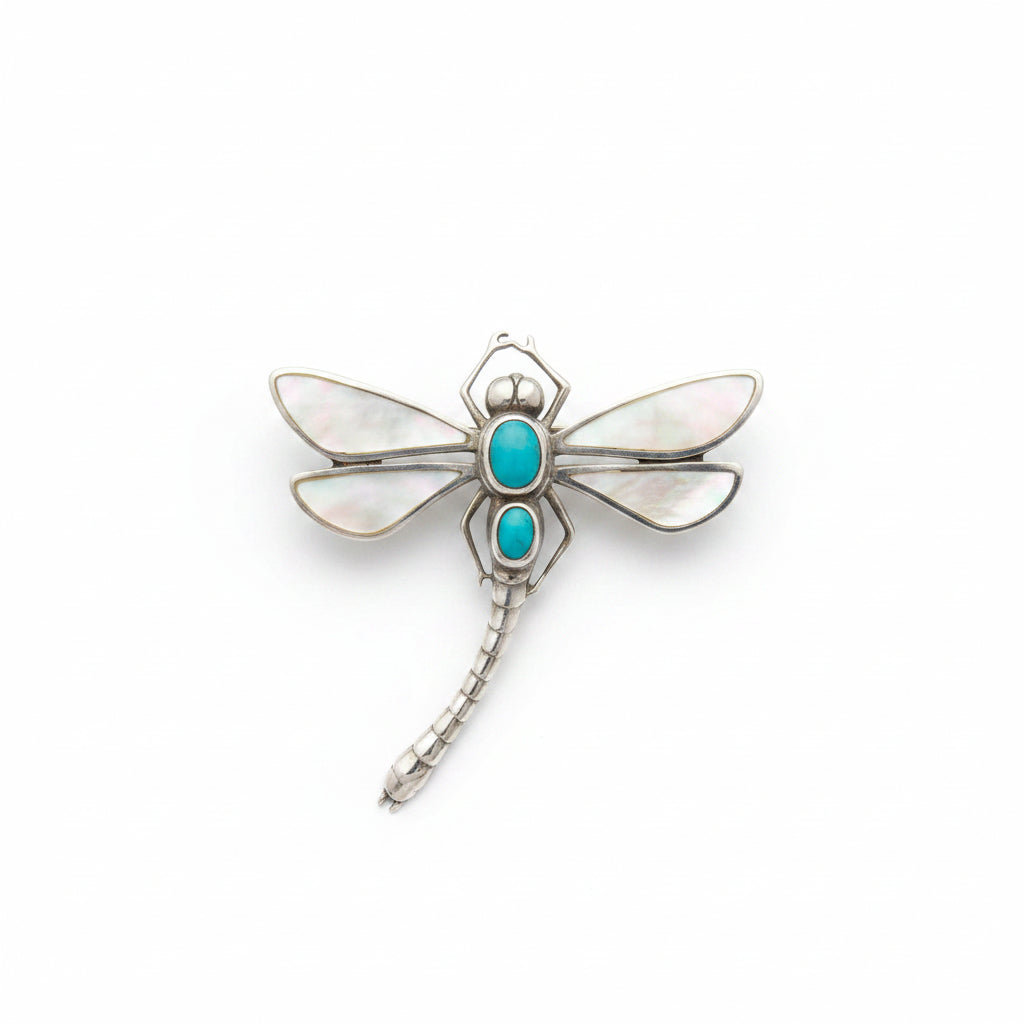 pilla Capung Celeste in argento 925 ossidato con ali in madreperla naturale e cabochon di turchese — vista frontale su sfondo bianco, Collezione Oceano e Sabbia, Balinesia