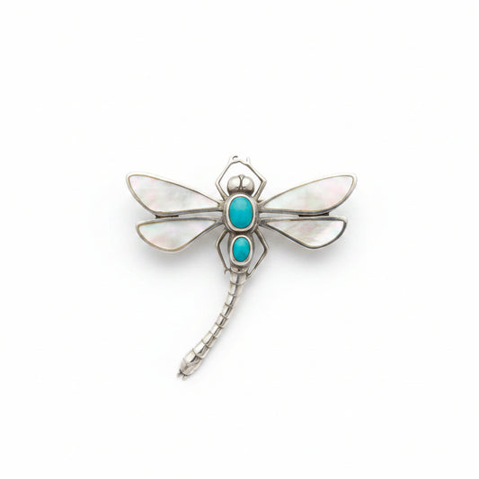 pilla Capung Celeste in argento 925 ossidato con ali in madreperla naturale e cabochon di turchese — vista frontale su sfondo bianco, Collezione Oceano e Sabbia, Balinesia