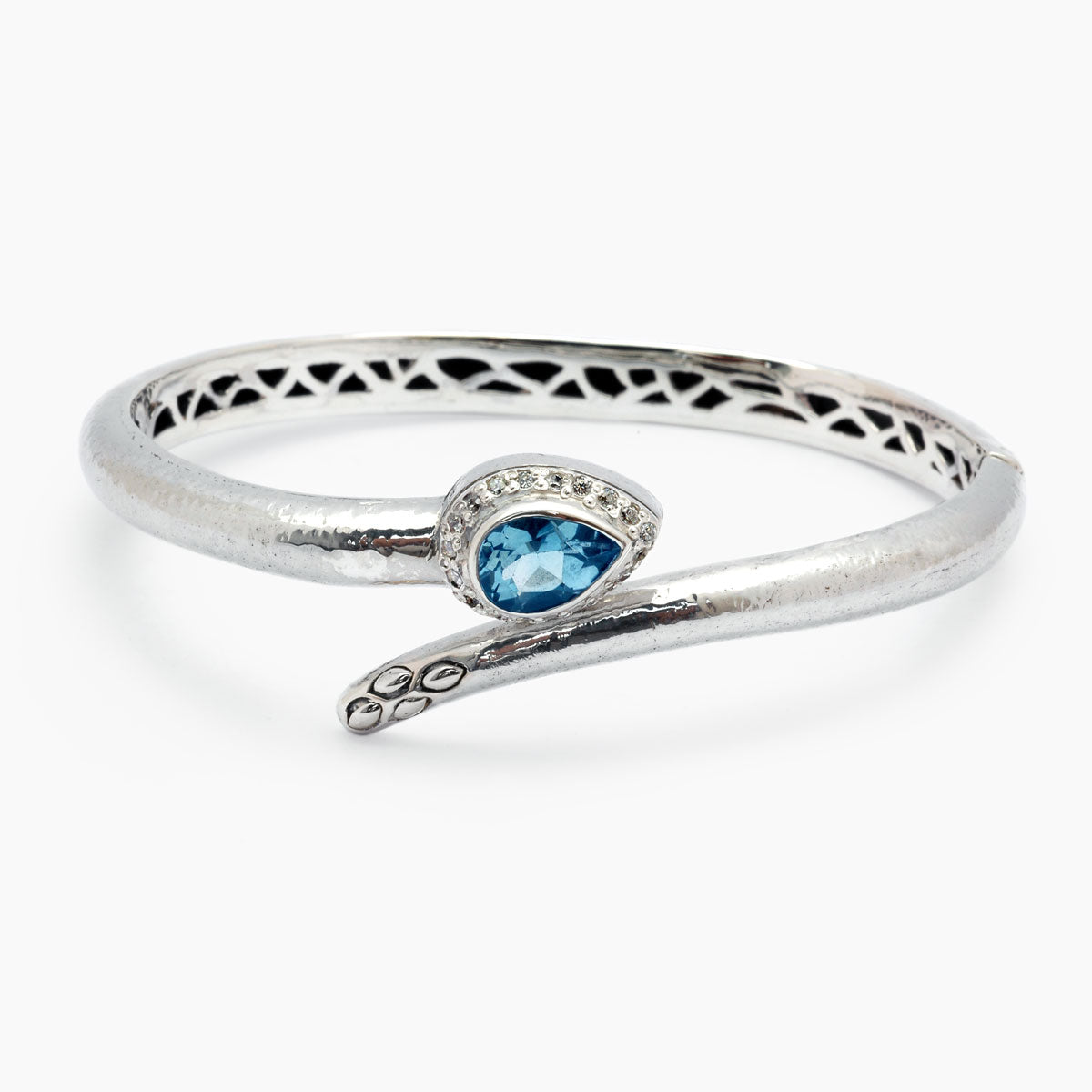 Bangle Black Mamba in argento 925, struttura rigida traforata con topazio blu sky a taglio pera e pavé di zirconi bianchi, coda serpente ossidato – Balinesia