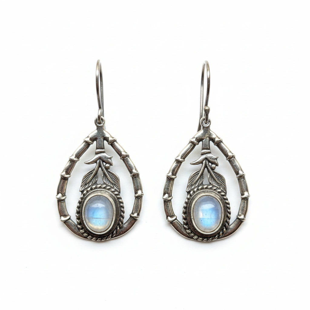 Orecchini Bambù Goccia Pietra di Luna in argento 925 ossidato – struttura a goccia aperta con motivo a bambù e foglie cesellate, pietra di luna naturale ovale con adularescenza azzurra, chiusura a monachella – Balinesia, Collezione Viaggio a Celuk