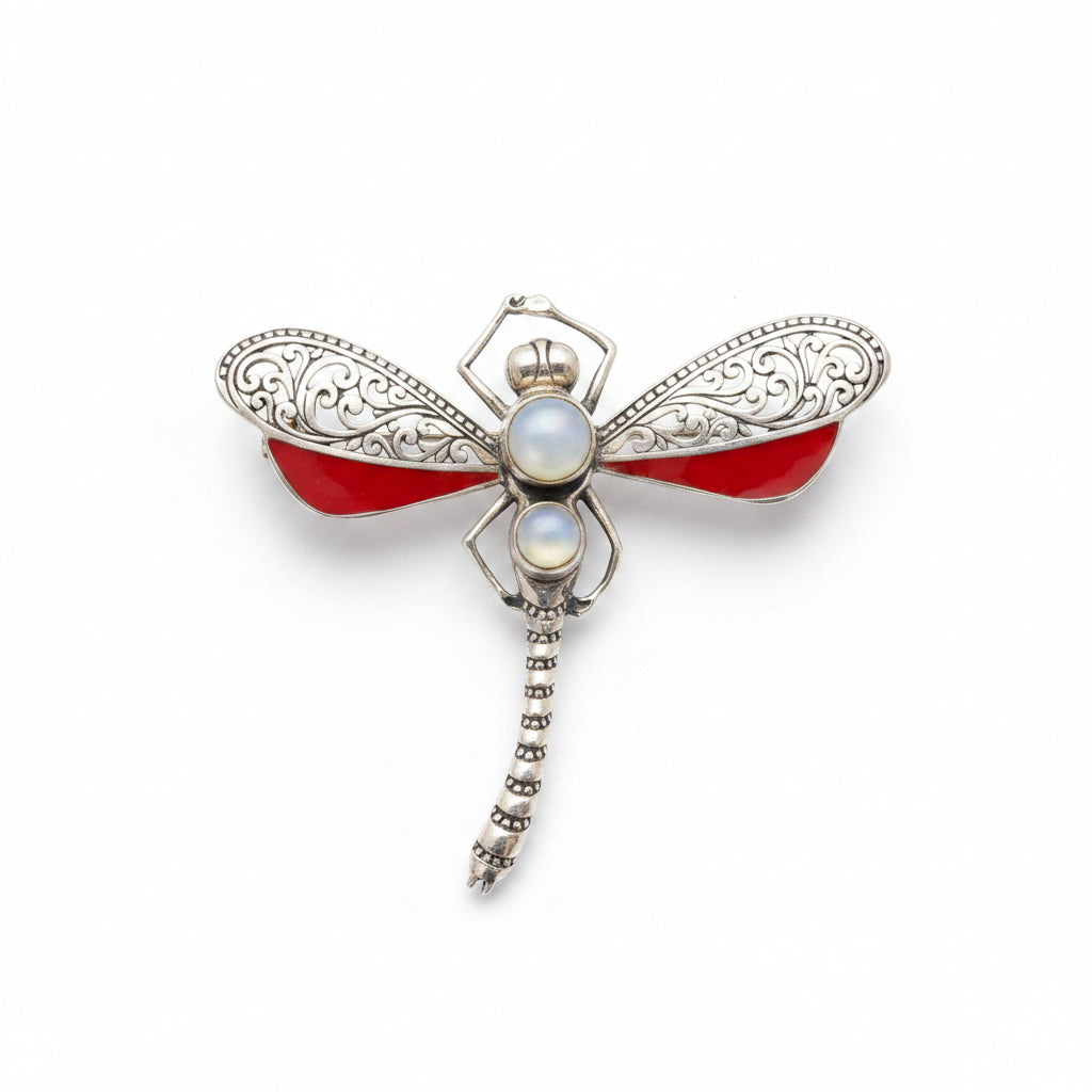 Spilla Capung libellula in argento 925 ossidato con filigrana balinese, madrepora rossa e cabochon di mabe pearl — vista frontale su sfondo bianco, Balinesia