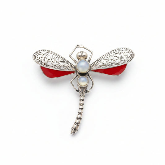 Spilla Capung libellula in argento 925 ossidato con filigrana balinese, madrepora rossa e cabochon di mabe pearl — vista frontale su sfondo bianco, Balinesia