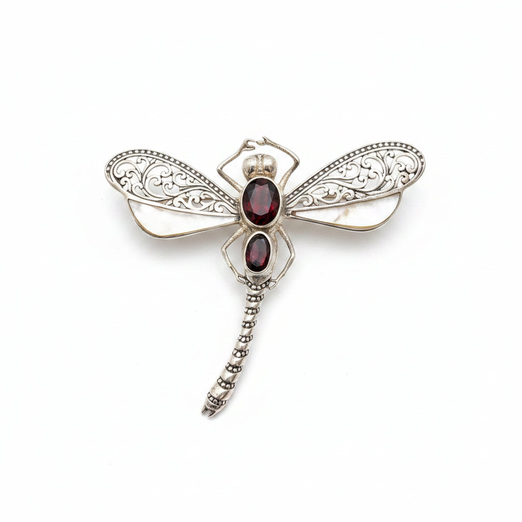 pilla Capung Granato in argento 925 ossidato con filigrana a volute, madreperla naturale e cabochon di granato rosso — vista frontale su sfondo bianco, Balinesia