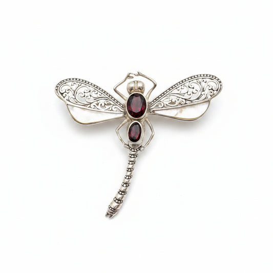 pilla Capung Granato in argento 925 ossidato con filigrana a volute, madreperla naturale e cabochon di granato rosso — vista frontale su sfondo bianco, Balinesia